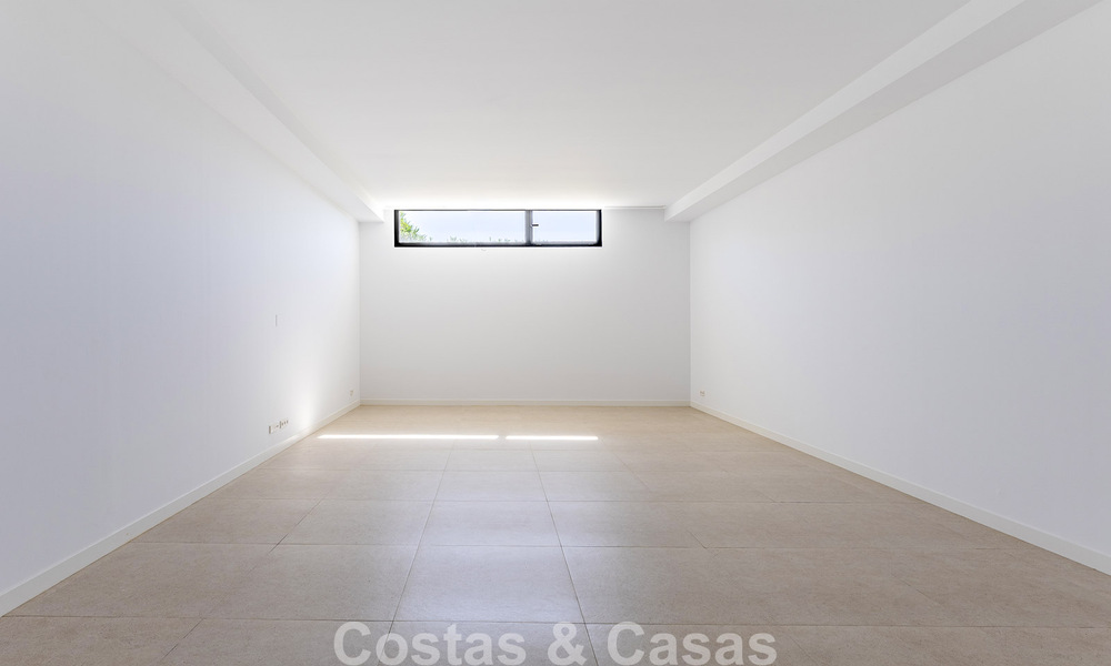 Nouvelle maison moderne à vendre à distance de marche de la plage à Elviria, à l’est du centre de Marbella 804090