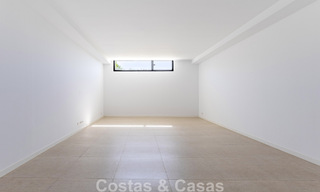Nouvelle maison moderne à vendre à distance de marche de la plage à Elviria, à l’est du centre de Marbella 804090 