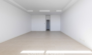 Nouvelle maison moderne à vendre à distance de marche de la plage à Elviria, à l’est du centre de Marbella 804091 