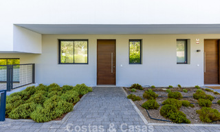Nouvelle maison moderne à vendre à distance de marche de la plage à Elviria, à l’est du centre de Marbella 804094 