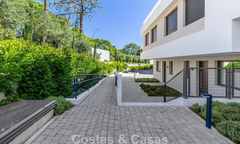 Nouvelle maison moderne à vendre à distance de marche de la plage à Elviria, à l’est du centre de Marbella 804095