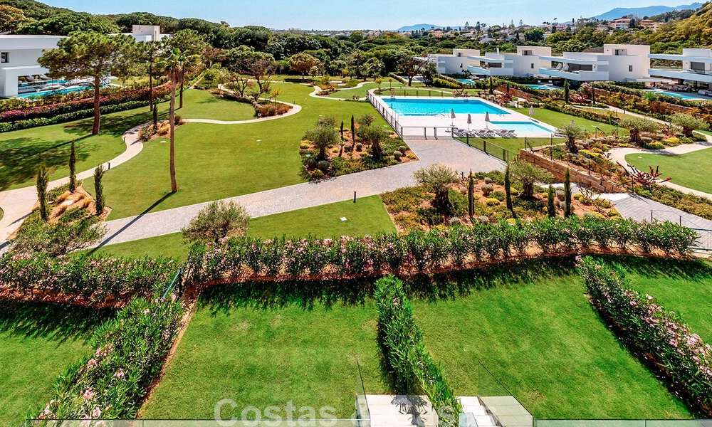 Nouvelle maison moderne à vendre à distance de marche de la plage à Elviria, à l’est du centre de Marbella 804096