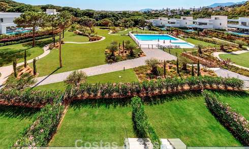 Nouvelle villa mitoyenne à vendre à distance de marche de la plage à Elviria, à l’est du centre de Marbella 804096