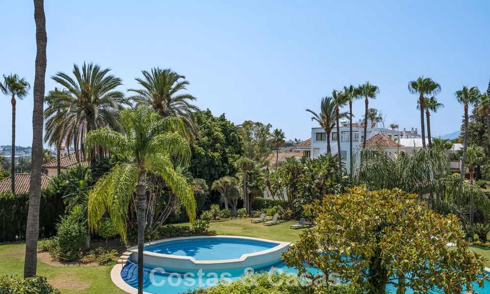 Appartement duplex avec jardin, entièrement rénové, à vendre à Nueva Andalucía, Marbella 804224