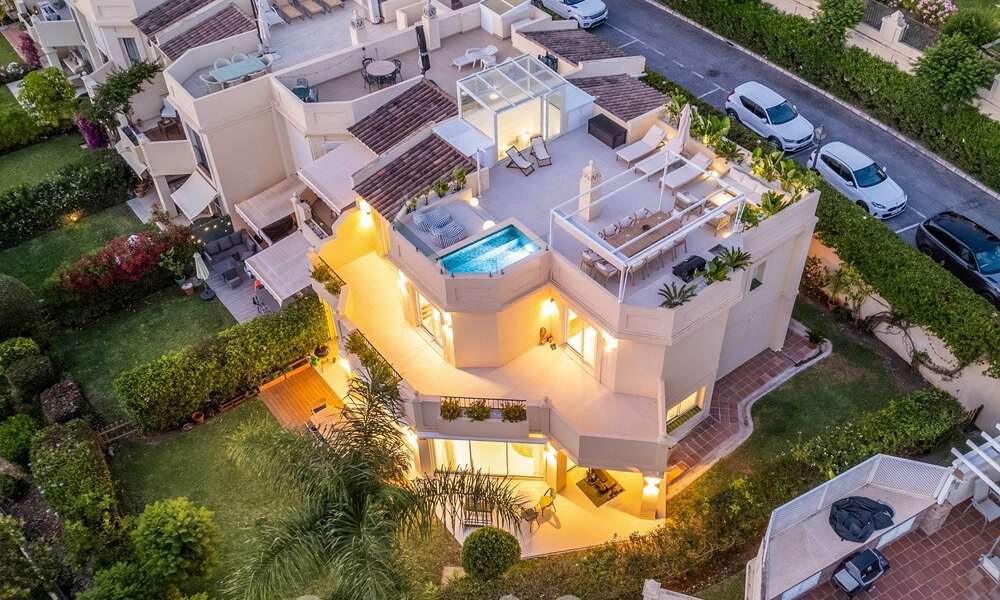 Villa mitoyenne de luxe entièrement rénovée, en première ligne de golf, à vendre à La Quinta, Marbella - Benahavís 804423