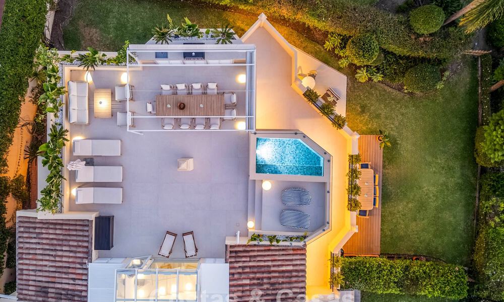 Villa mitoyenne de luxe entièrement rénovée, en première ligne de golf, à vendre à La Quinta, Marbella - Benahavís 804424