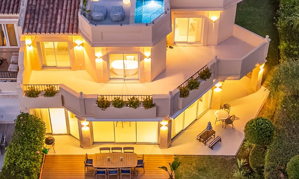 Villa mitoyenne de luxe entièrement rénovée, en première ligne de golf, à vendre à La Quinta, Marbella - Benahavís 804425