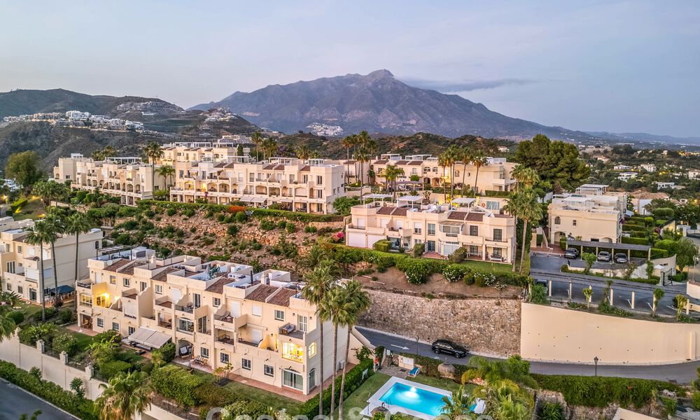 Villa mitoyenne de luxe entièrement rénovée, en première ligne de golf, à vendre à La Quinta, Marbella - Benahavís 804426