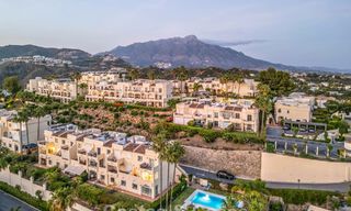 Villa mitoyenne de luxe entièrement rénovée, en première ligne de golf, à vendre à La Quinta, Marbella - Benahavís 804426 