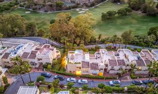 Villa mitoyenne de luxe entièrement rénovée, en première ligne de golf, à vendre à La Quinta, Marbella - Benahavís 804427 
