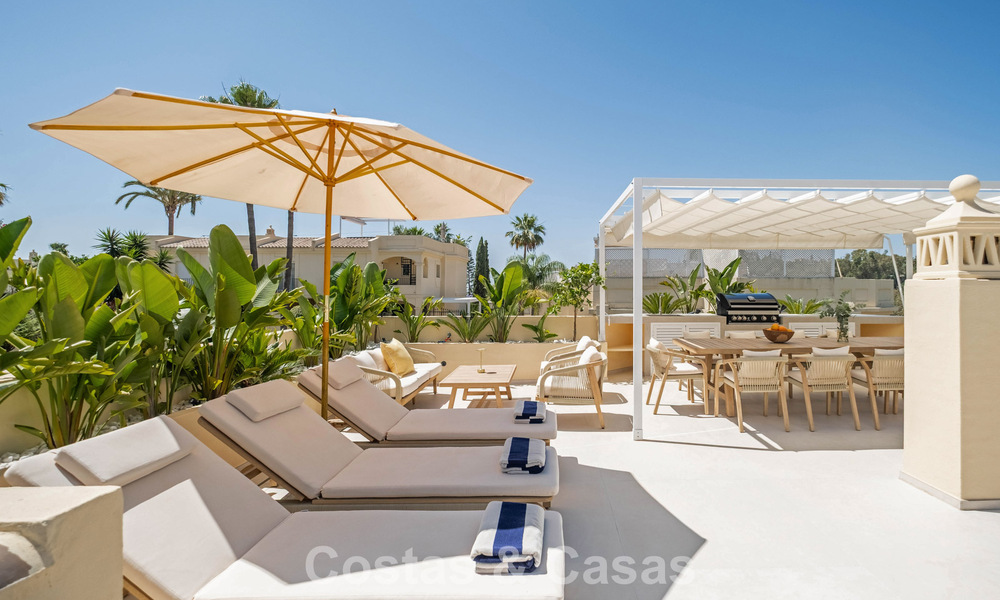 Villa mitoyenne de luxe entièrement rénovée, en première ligne de golf, à vendre à La Quinta, Marbella - Benahavís 804428