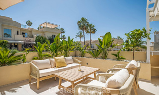Villa mitoyenne de luxe entièrement rénovée, en première ligne de golf, à vendre à La Quinta, Marbella - Benahavís 804429 