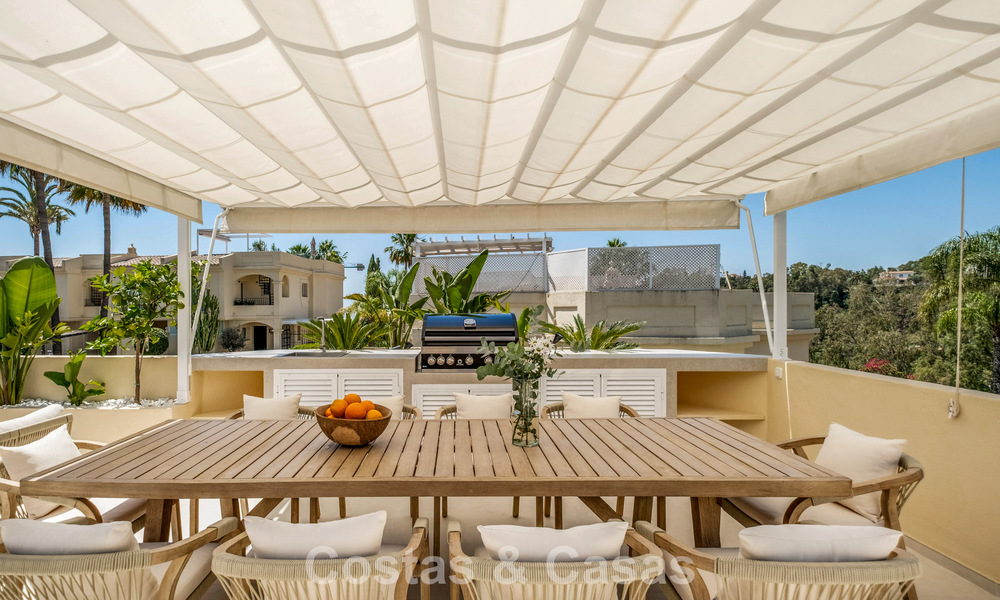 Villa mitoyenne de luxe entièrement rénovée, en première ligne de golf, à vendre à La Quinta, Marbella - Benahavís 804430