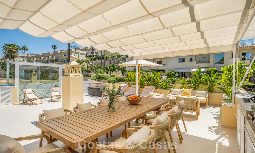 Villa mitoyenne de luxe entièrement rénovée, en première ligne de golf, à vendre à La Quinta, Marbella - Benahavís 804431