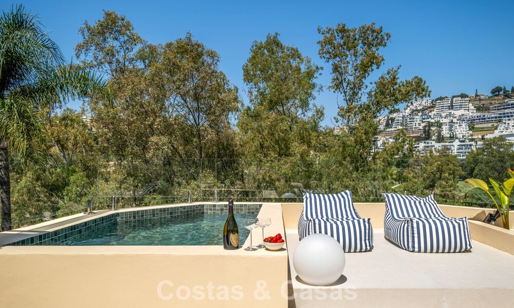Villa mitoyenne de luxe entièrement rénovée, en première ligne de golf, à vendre à La Quinta, Marbella - Benahavís 804432