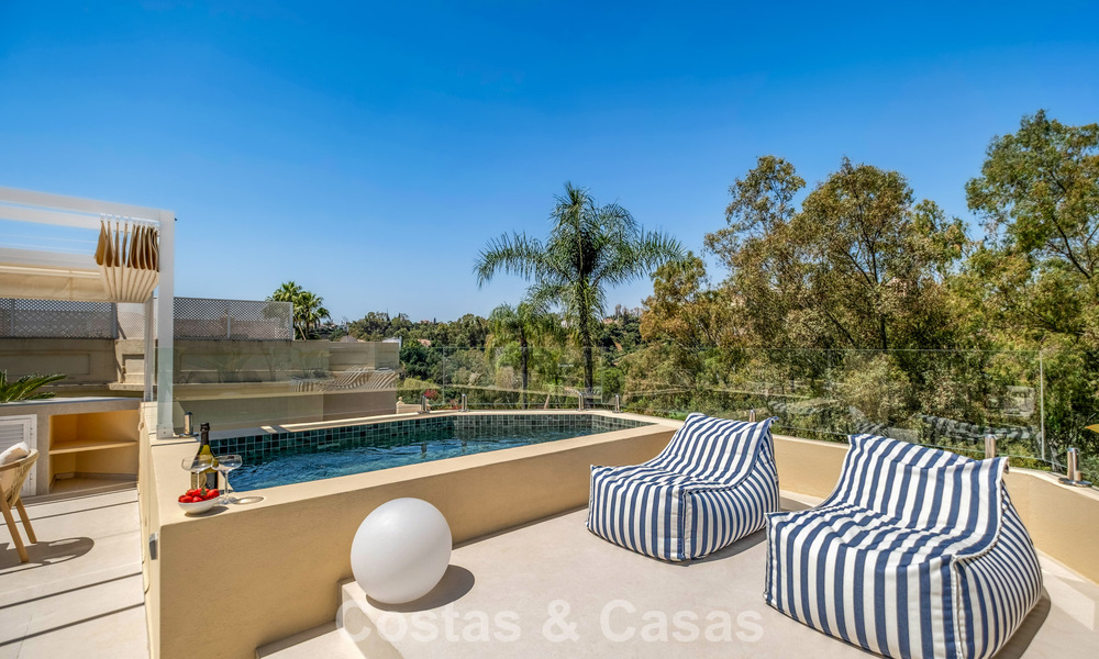 Villa mitoyenne de luxe entièrement rénovée, en première ligne de golf, à vendre à La Quinta, Marbella - Benahavís 804435