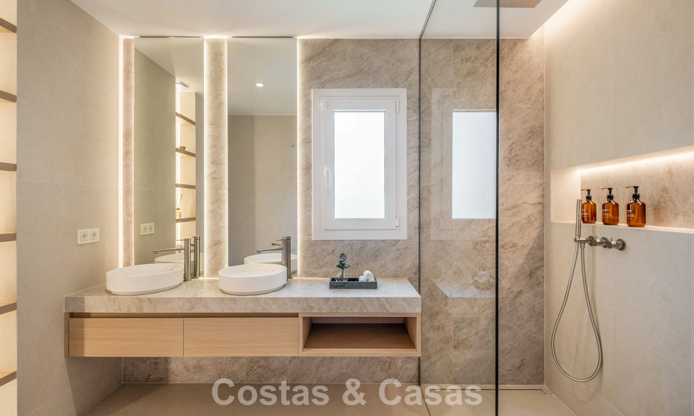 Villa mitoyenne de luxe entièrement rénovée, en première ligne de golf, à vendre à La Quinta, Marbella - Benahavís 804437