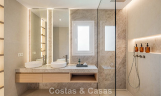 Villa mitoyenne de luxe entièrement rénovée, en première ligne de golf, à vendre à La Quinta, Marbella - Benahavís 804437 