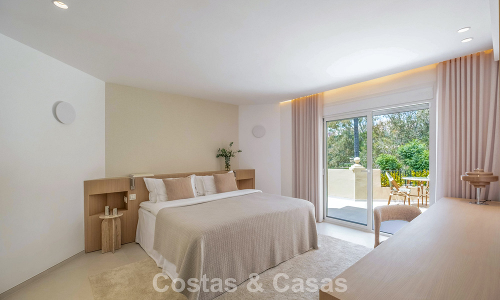 Villa mitoyenne de luxe entièrement rénovée, en première ligne de golf, à vendre à La Quinta, Marbella - Benahavís 804439