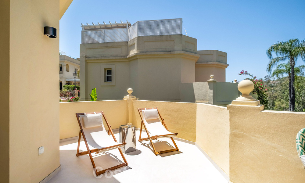 Villa mitoyenne de luxe entièrement rénovée, en première ligne de golf, à vendre à La Quinta, Marbella - Benahavís 804441