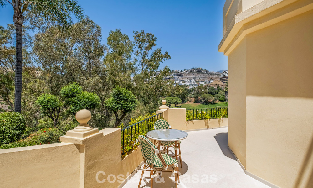 Villa mitoyenne de luxe entièrement rénovée, en première ligne de golf, à vendre à La Quinta, Marbella - Benahavís 804442