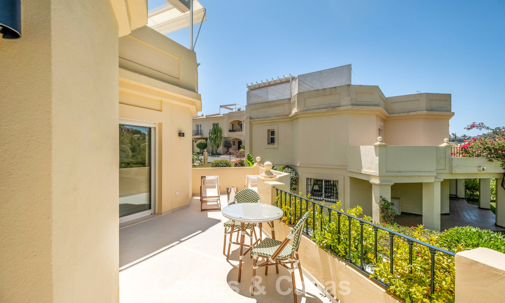 Villa mitoyenne de luxe entièrement rénovée, en première ligne de golf, à vendre à La Quinta, Marbella - Benahavís 804443