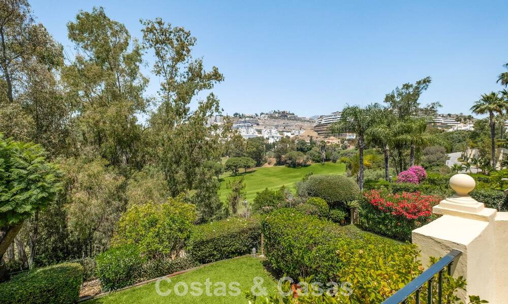 Villa mitoyenne de luxe entièrement rénovée, en première ligne de golf, à vendre à La Quinta, Marbella - Benahavís 804444