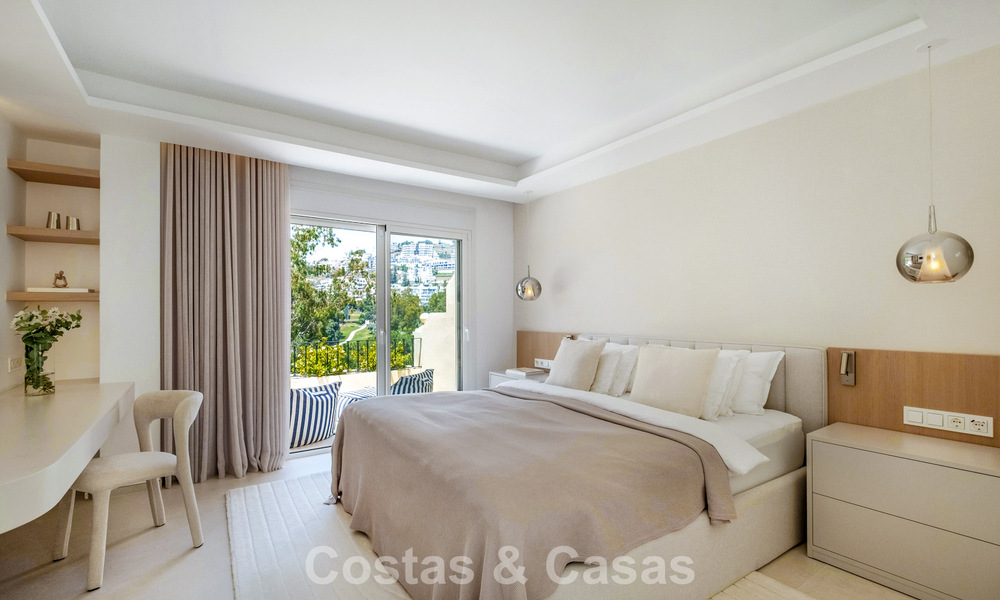 Villa mitoyenne de luxe entièrement rénovée, en première ligne de golf, à vendre à La Quinta, Marbella - Benahavís 804447