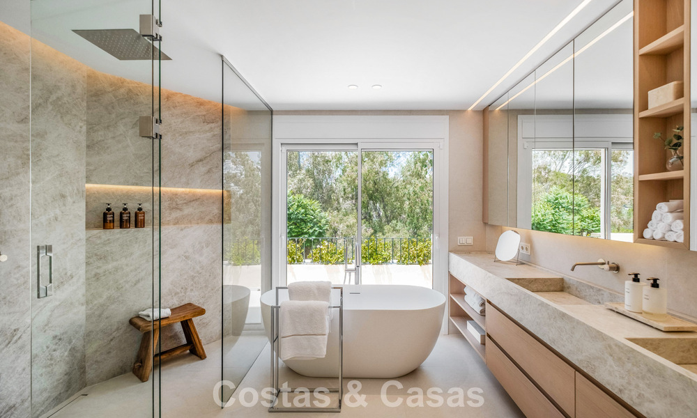 Villa mitoyenne de luxe entièrement rénovée, en première ligne de golf, à vendre à La Quinta, Marbella - Benahavís 804451