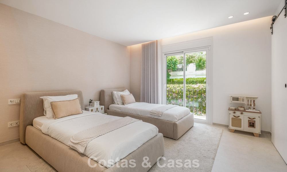 Villa mitoyenne de luxe entièrement rénovée, en première ligne de golf, à vendre à La Quinta, Marbella - Benahavís 804453