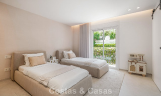 Villa mitoyenne de luxe entièrement rénovée, en première ligne de golf, à vendre à La Quinta, Marbella - Benahavís 804453 