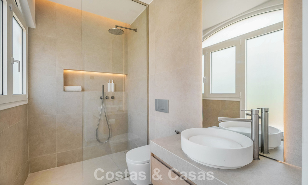Villa mitoyenne de luxe entièrement rénovée, en première ligne de golf, à vendre à La Quinta, Marbella - Benahavís 804454