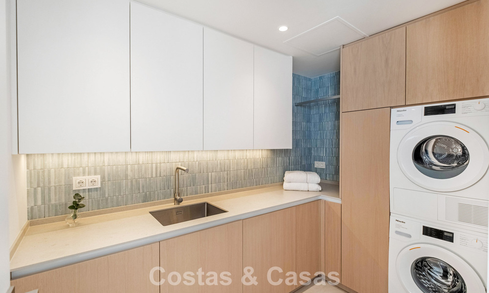 Villa mitoyenne de luxe entièrement rénovée, en première ligne de golf, à vendre à La Quinta, Marbella - Benahavís 804457
