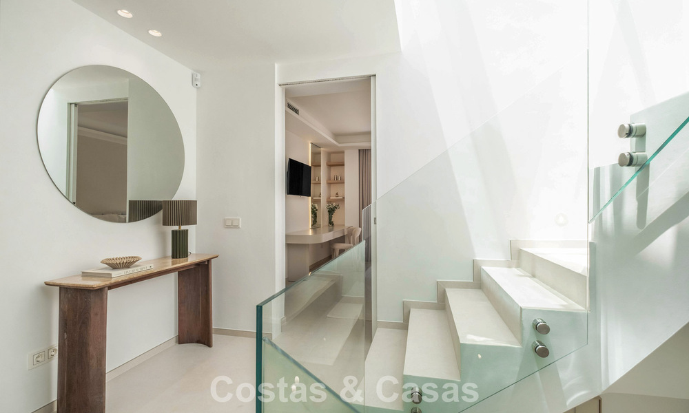 Villa mitoyenne de luxe entièrement rénovée, en première ligne de golf, à vendre à La Quinta, Marbella - Benahavís 804458