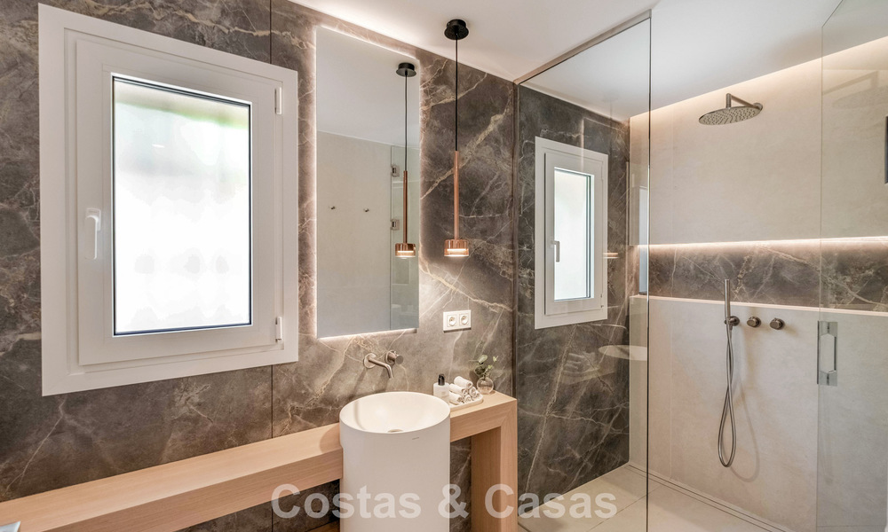 Villa mitoyenne de luxe entièrement rénovée, en première ligne de golf, à vendre à La Quinta, Marbella - Benahavís 804460