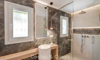 Villa mitoyenne de luxe entièrement rénovée, en première ligne de golf, à vendre à La Quinta, Marbella - Benahavís 804460 