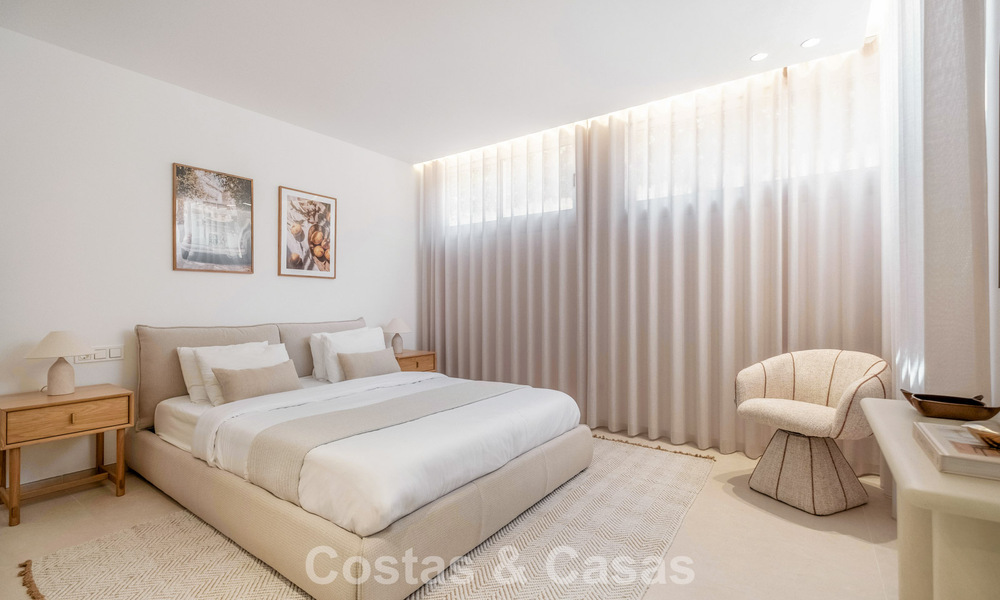 Villa mitoyenne de luxe entièrement rénovée, en première ligne de golf, à vendre à La Quinta, Marbella - Benahavís 804463