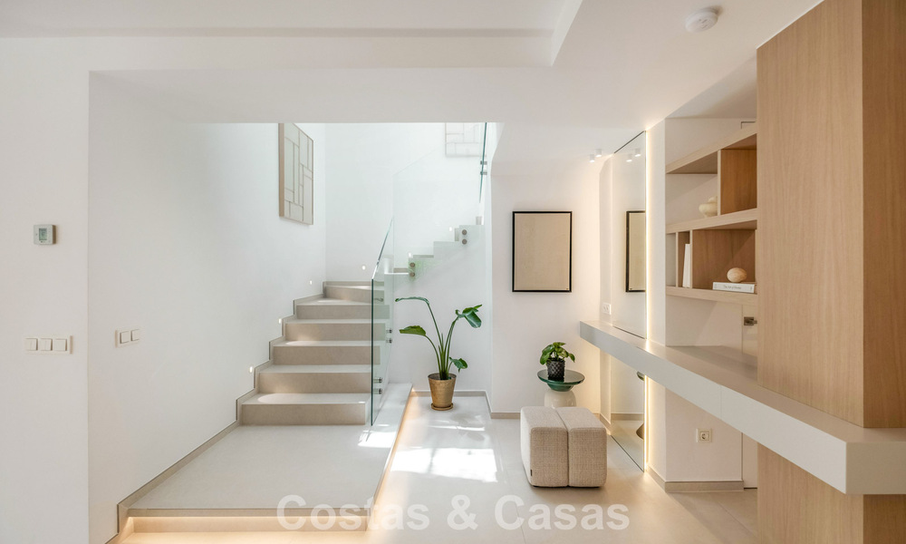 Villa mitoyenne de luxe entièrement rénovée, en première ligne de golf, à vendre à La Quinta, Marbella - Benahavís 804465