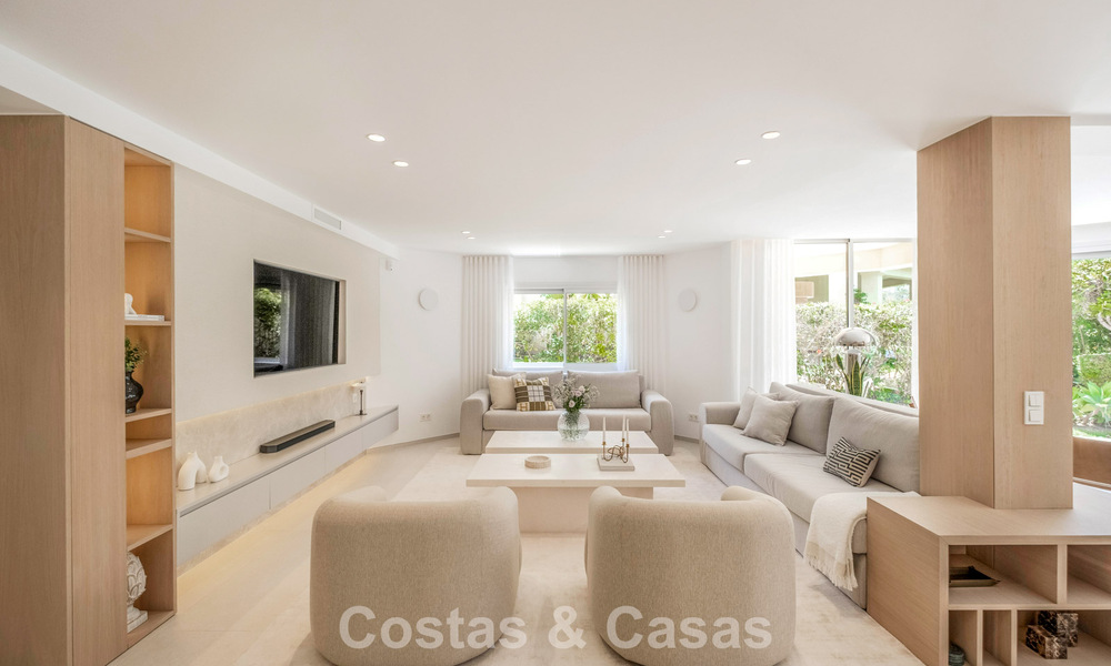 Villa mitoyenne de luxe entièrement rénovée, en première ligne de golf, à vendre à La Quinta, Marbella - Benahavís 804466