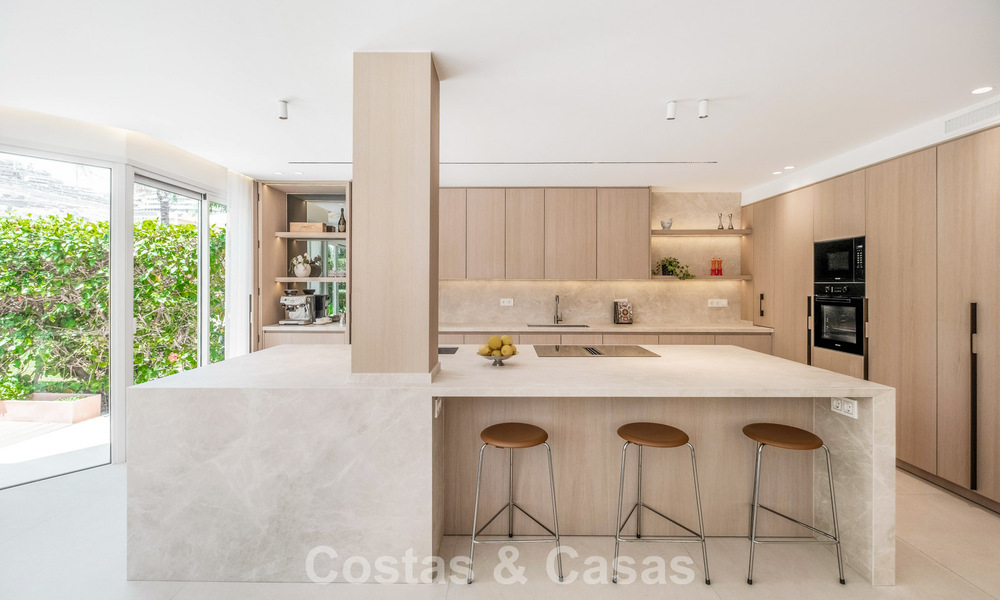 Villa mitoyenne de luxe entièrement rénovée, en première ligne de golf, à vendre à La Quinta, Marbella - Benahavís 804468