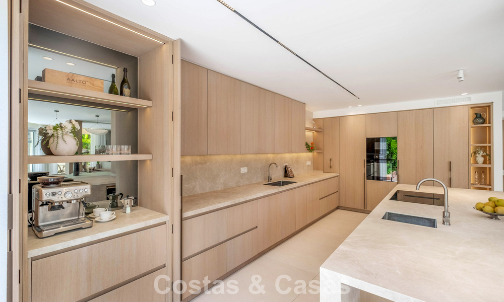 Villa mitoyenne de luxe entièrement rénovée, en première ligne de golf, à vendre à La Quinta, Marbella - Benahavís 804471