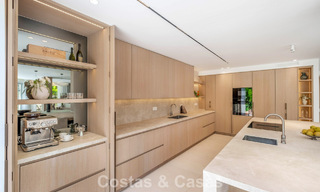 Villa mitoyenne de luxe entièrement rénovée, en première ligne de golf, à vendre à La Quinta, Marbella - Benahavís 804471 