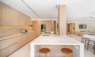 Villa mitoyenne de luxe entièrement rénovée, en première ligne de golf, à vendre à La Quinta, Marbella - Benahavís 804472 