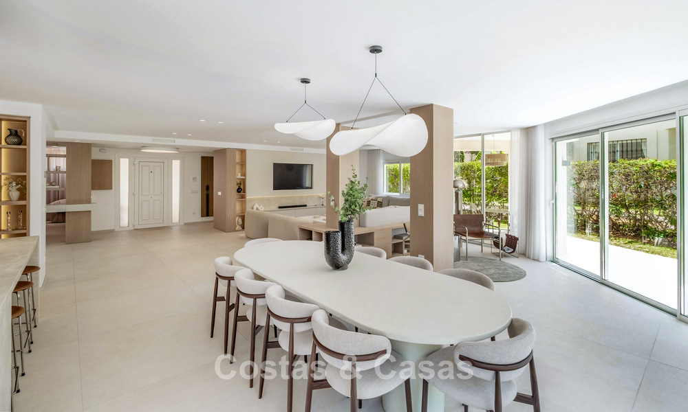Villa mitoyenne de luxe entièrement rénovée, en première ligne de golf, à vendre à La Quinta, Marbella - Benahavís 804473