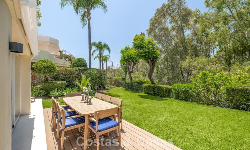 Villa mitoyenne de luxe entièrement rénovée, en première ligne de golf, à vendre à La Quinta, Marbella - Benahavís 804474
