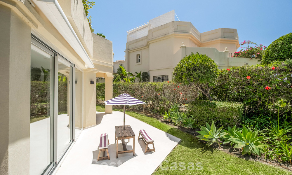 Villa mitoyenne de luxe entièrement rénovée, en première ligne de golf, à vendre à La Quinta, Marbella - Benahavís 804475