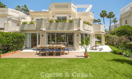 Villa mitoyenne de luxe entièrement rénovée, en première ligne de golf, à vendre à La Quinta, Marbella - Benahavís 804476