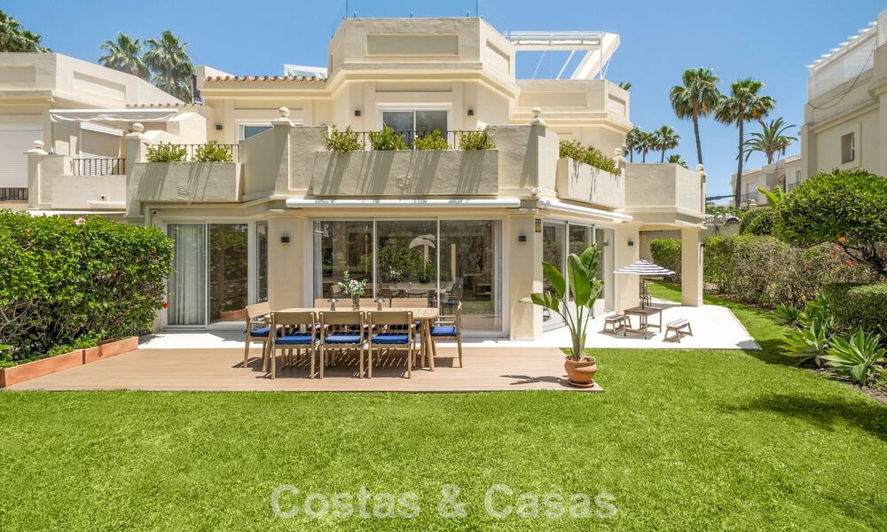 Villa mitoyenne de luxe entièrement rénovée, en première ligne de golf, à vendre à La Quinta, Marbella - Benahavís 804476