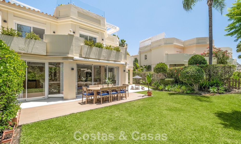 Villa mitoyenne de luxe entièrement rénovée, en première ligne de golf, à vendre à La Quinta, Marbella - Benahavís 804477