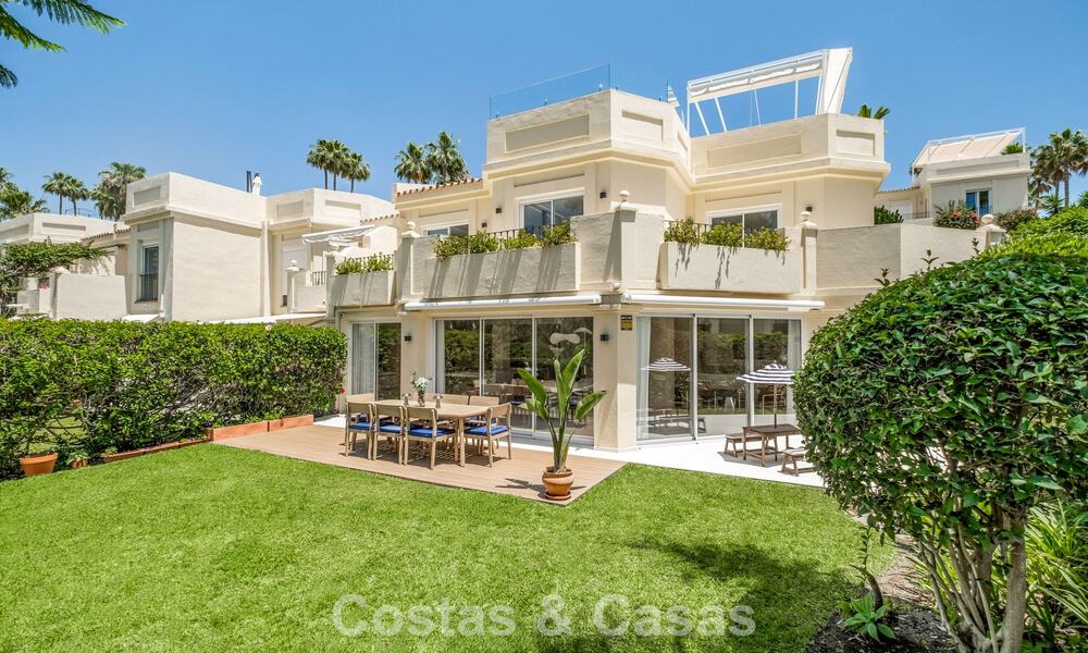 Villa mitoyenne de luxe entièrement rénovée, en première ligne de golf, à vendre à La Quinta, Marbella - Benahavís 804478